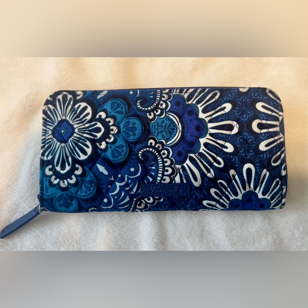 NWT Vera Bradley Floral Blue and White Wallet